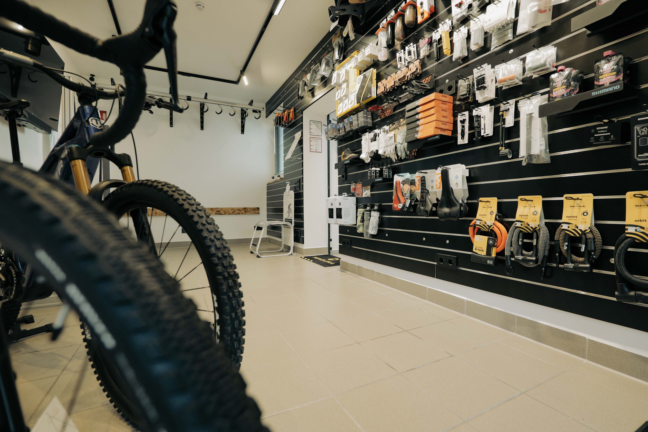 In der bike LOUNGE erwarten dich nicht nur exklusive Bikes und eine große Auswahl an Zubehör, sondern auch erstklassiger Service, der keine Wünsche offen lässt.
Hier stehe ich mit Herz und Leidenschaft hinter jedem Bike - von der perfekten Beratung bis hin zur präzisen Reparatur. Qualität ist kein Zufall, sondern die Grundlage, auf der ich die bike LOUNGE betreibe.
Mit jahrelanger Erfahrung und einem Auge fürs Detail garantiere ich dir, dass dein Bike bei mir in den besten Händen ist.
Lass dich von der Begeisterung anstecken und erlebe, was es heißt wenn Qualität und Leidenschaft aufeinandertreffen.