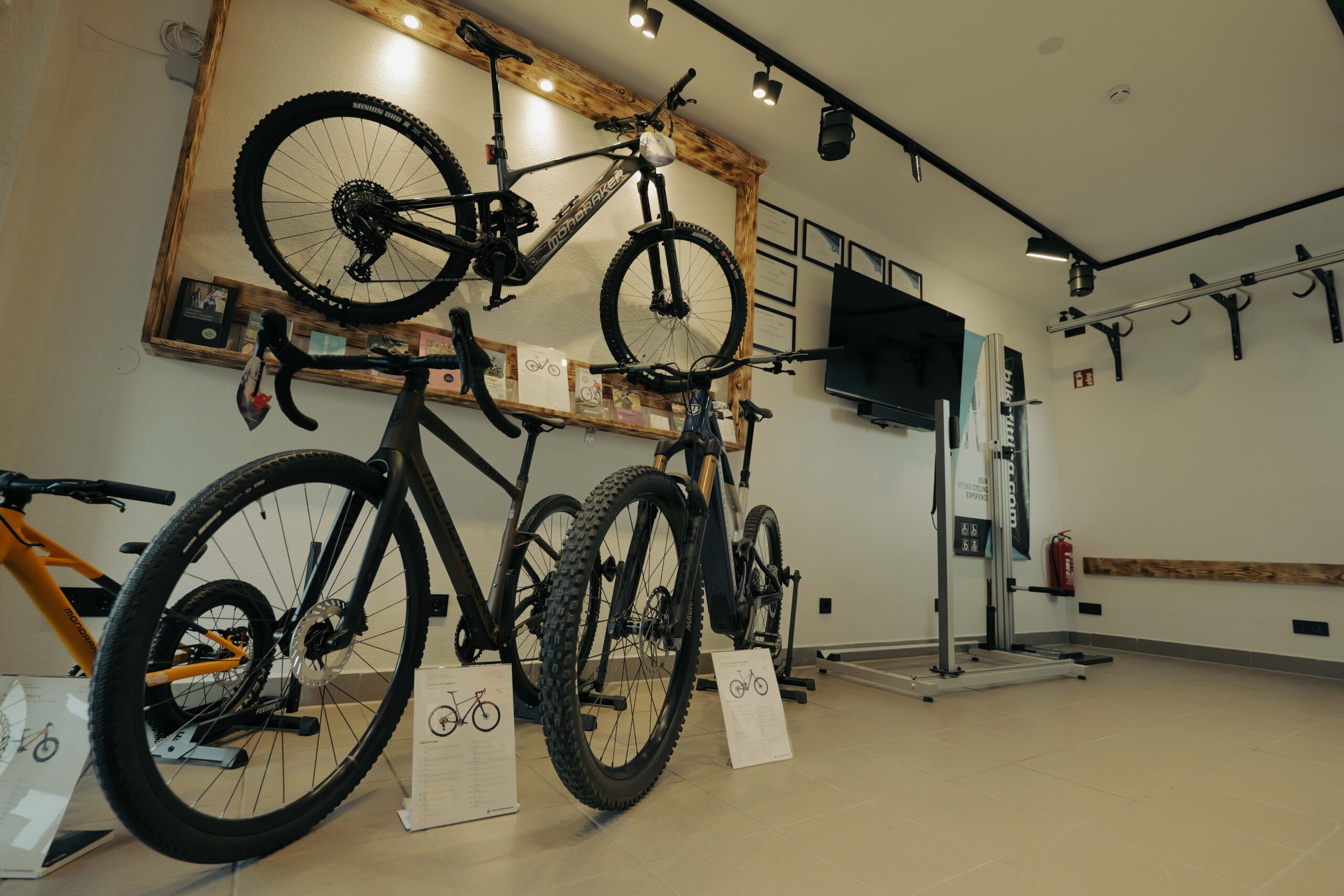 In der bike LOUNGE erwarten dich nicht nur exklusive Bikes und eine große Auswahl an Zubehör, sondern auch erstklassiger Service, der keine Wünsche offen lässt. Hier stehe ich mit Herz und Leidenschaft hinter jedem Bike - von der perfekten Beratung bis hin zur präzisen Reparatur. Qualität ist kein Zufall, sondern die Grundlage, auf der ich die bike LOUNGE betreibe. Mit jahrelanger Erfahrung und einem Auge fürs Detail garantiere ich dir, dass dein Bike bei mir in den besten Händen ist. Lass dich von der Begeisterung anstecken und erlebe, was es heißt wenn Qualität und Leidenschaft aufeinandertreffen.
